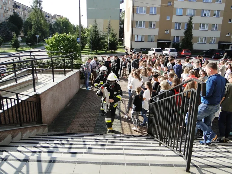 Ewakuacja młodzieży ze szkoły w Małkini Górnej (zdjęcia)