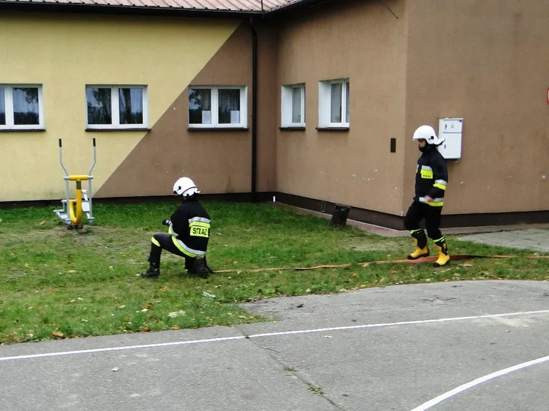 Ewakuacja budynku Szkoły Podstawowej w Nowej Osuchowej (zdjęcia)