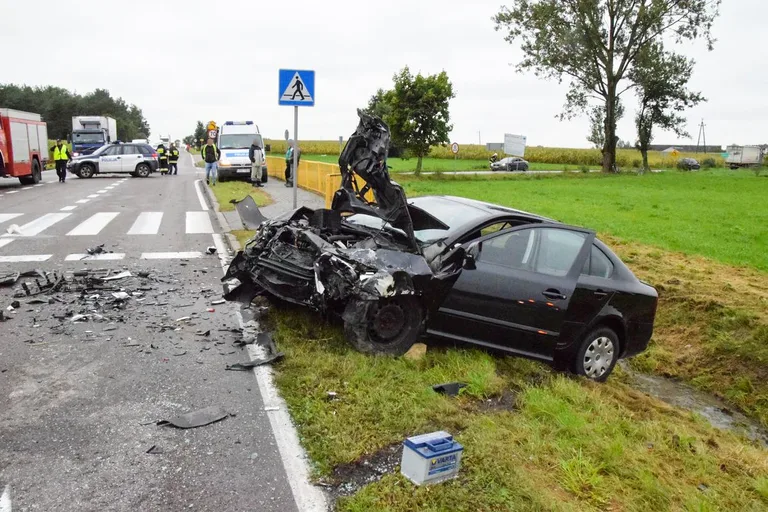 Pijany 49-latek sprawcą wypadku w Gosterach. Trzy osoby w szpitalu (zdjęcia)