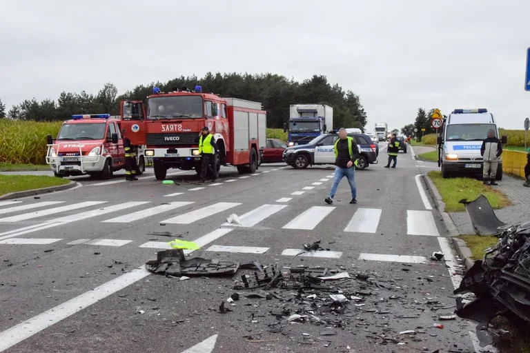 Pijany 49-latek sprawcą wypadku w Gosterach. Trzy osoby w szpitalu (zdjęcia)