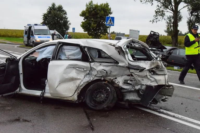 Pijany 49-latek sprawcą wypadku w Gosterach. Trzy osoby w szpitalu (zdjęcia)