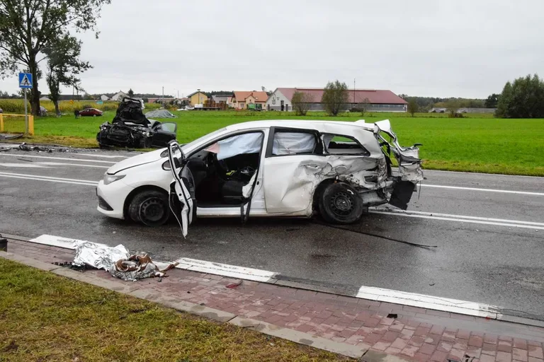 Pijany 49-latek sprawcą wypadku w Gosterach. Trzy osoby w szpitalu (zdjęcia)