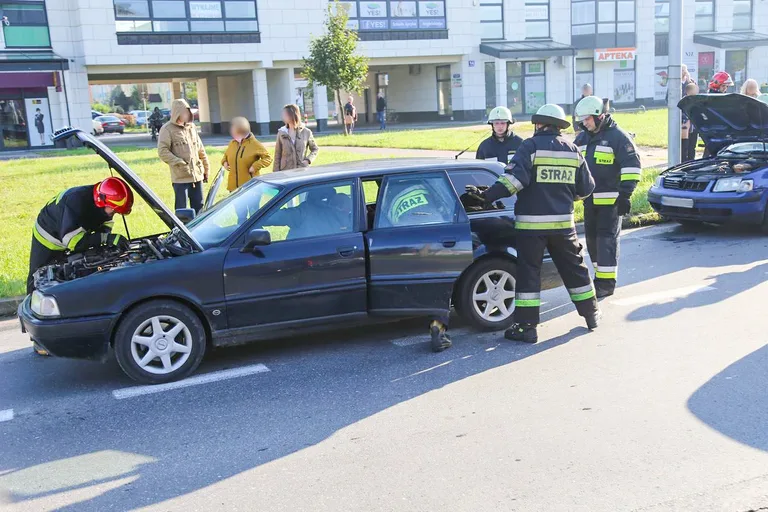 Zderzenie osobówek. Winna kobieta z powiatu ostrowskiego (zdjęcia)