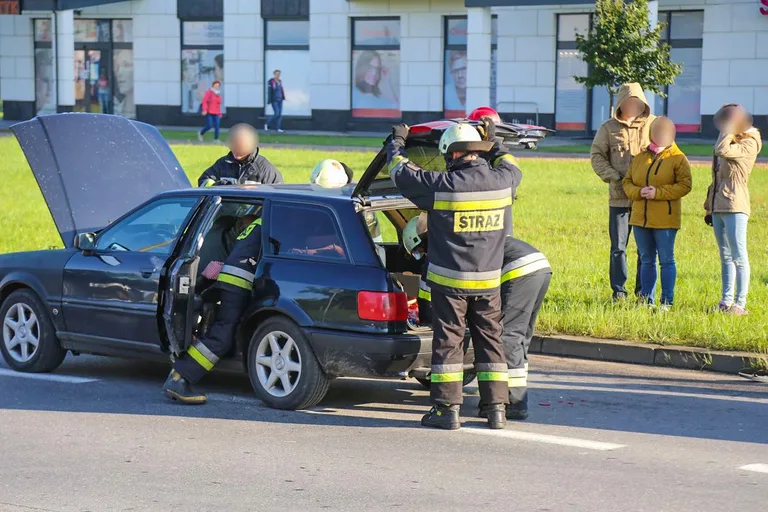 Zderzenie osobówek. Winna kobieta z powiatu ostrowskiego (zdjęcia)