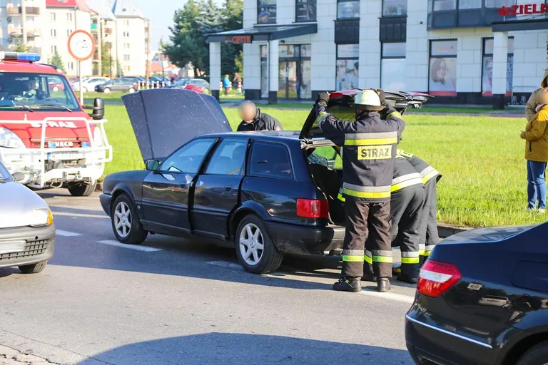 Zderzenie osobówek. Winna kobieta z powiatu ostrowskiego (zdjęcia)
