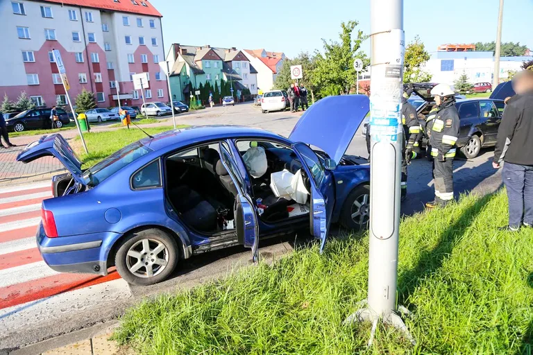 Zderzenie osobówek. Winna kobieta z powiatu ostrowskiego (zdjęcia)