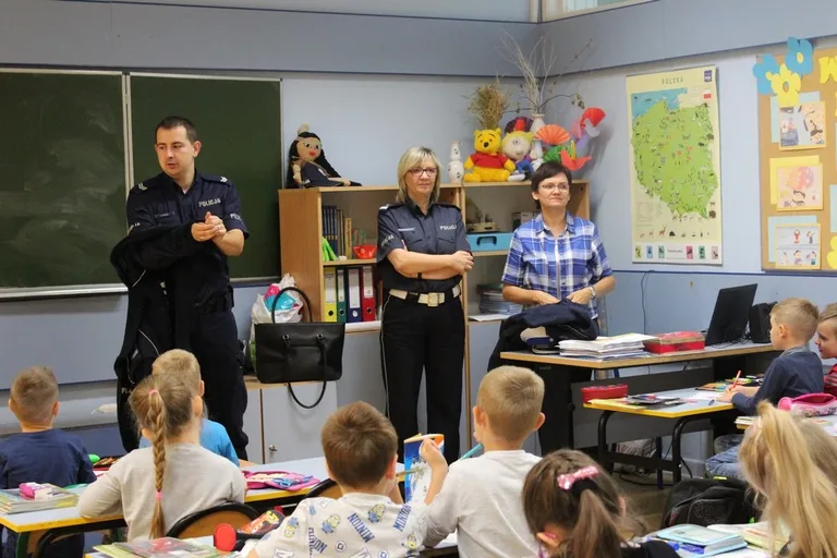 Policjanci edukowali dzieci z "Jedynki" (zdjęcia)