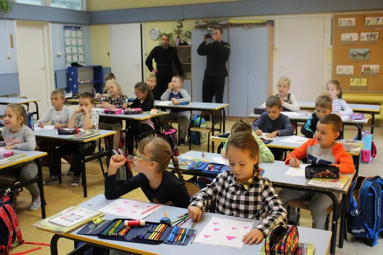 Policjanci edukowali dzieci z "Jedynki" (zdjęcia)