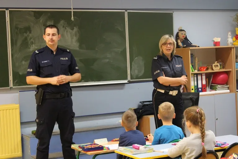 Policjanci edukowali dzieci z "Jedynki" (zdjęcia)