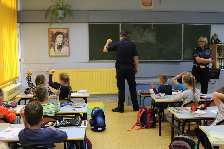 Policjanci edukowali dzieci z "Jedynki" (zdjęcia)