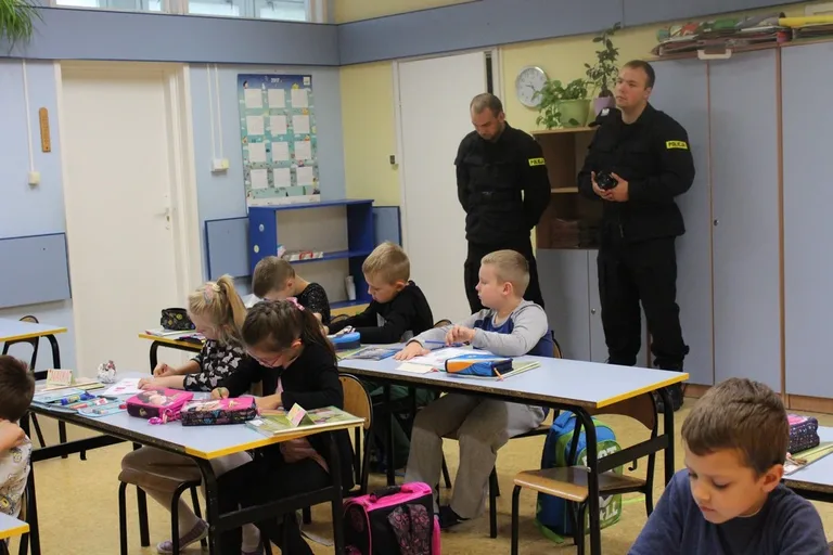 Policjanci edukowali dzieci z "Jedynki" (zdjęcia)