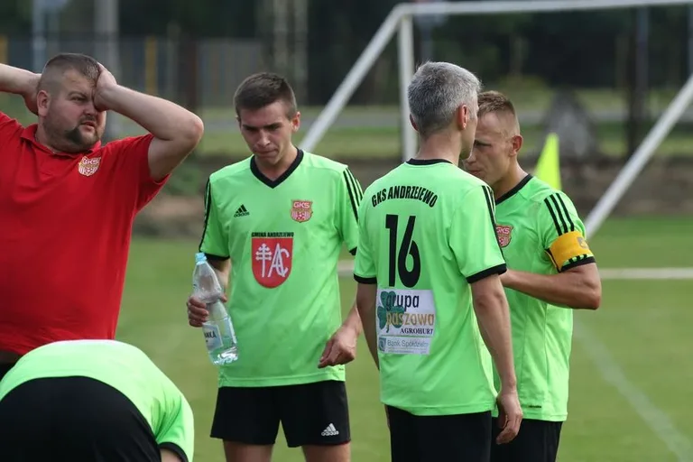 Porażka GKS Andrzejewo i komplet punktów Iskry Zaręby Kościelne na boiskach B klasy (zdjęcia, wideo)