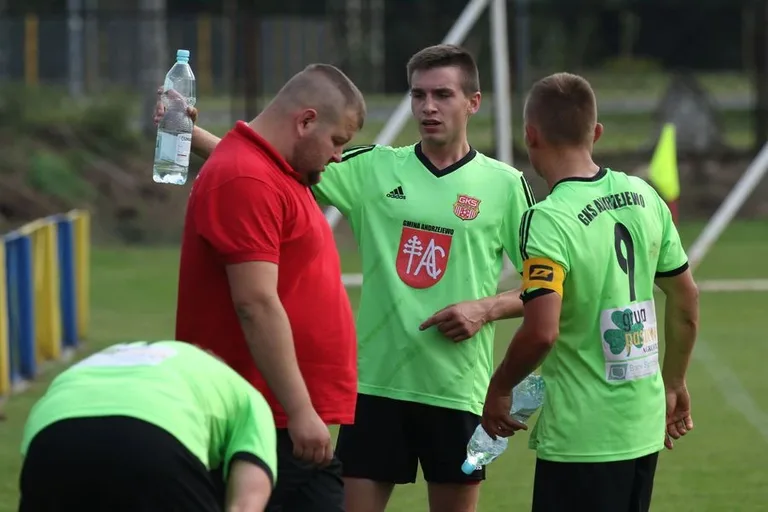 Porażka GKS Andrzejewo i komplet punktów Iskry Zaręby Kościelne na boiskach B klasy (zdjęcia, wideo)