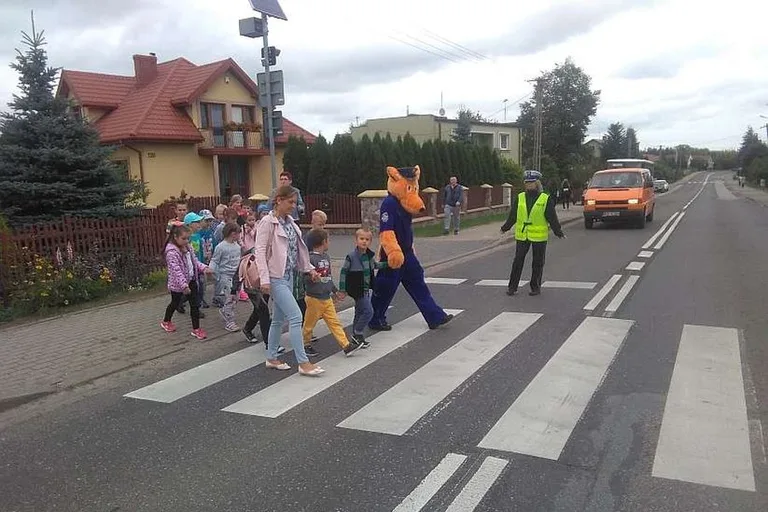 Policja prowadzi działania "Bezpieczna droga do szkoły" (zdjęcia)