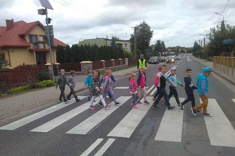 Policja prowadzi działania "Bezpieczna droga do szkoły" (zdjęcia)