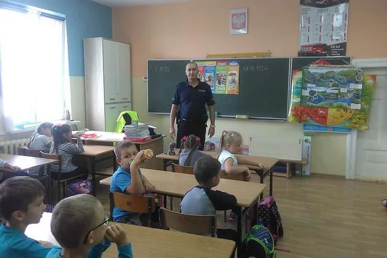 Policja prowadzi działania "Bezpieczna droga do szkoły" (zdjęcia)