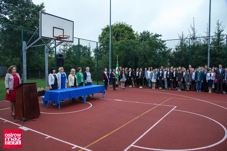 Rozpoczęcie roku szkolnego w ostrowskiej "Trójce" (zdjęcia)