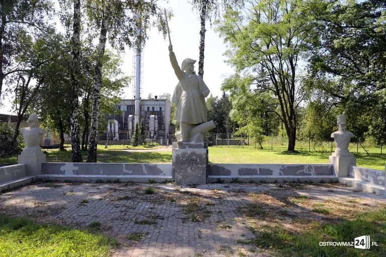 Trwa renowacja pomników w Komorowie (zdjęcia)