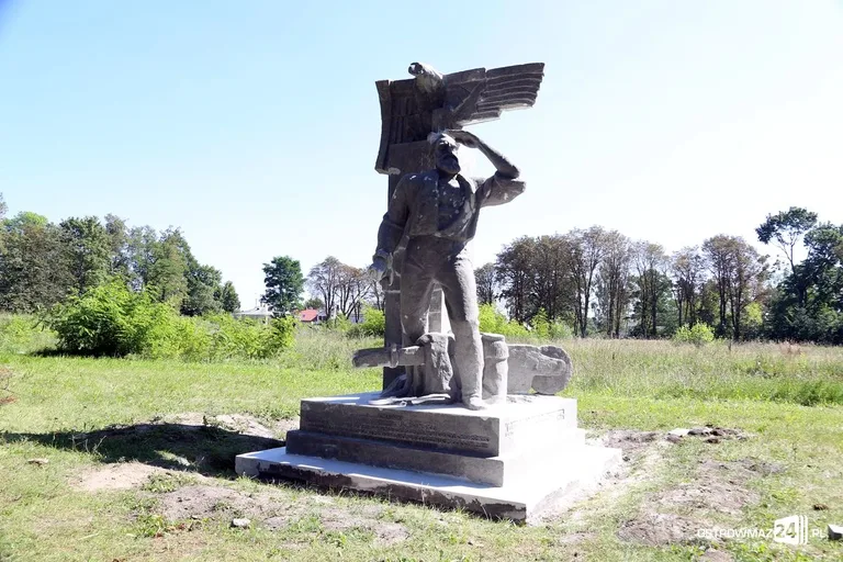 Trwa renowacja pomników w Komorowie (zdjęcia)