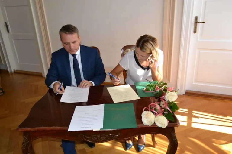 Awanse zawodowe i nominacja dyrektorska dla ostrowskich nauczycieli (zdjęcia)