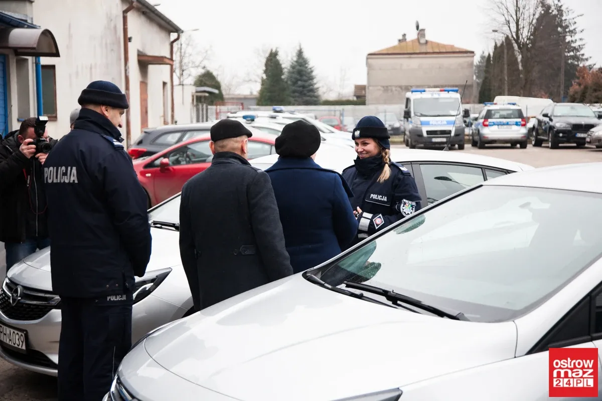 Ostrowska komenda Policji z nowymi radiowozami (zdjęcia, wideo)