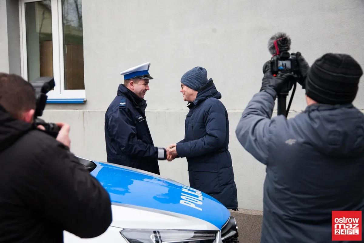 Ostrowska komenda Policji z nowymi radiowozami (zdjęcia, wideo)