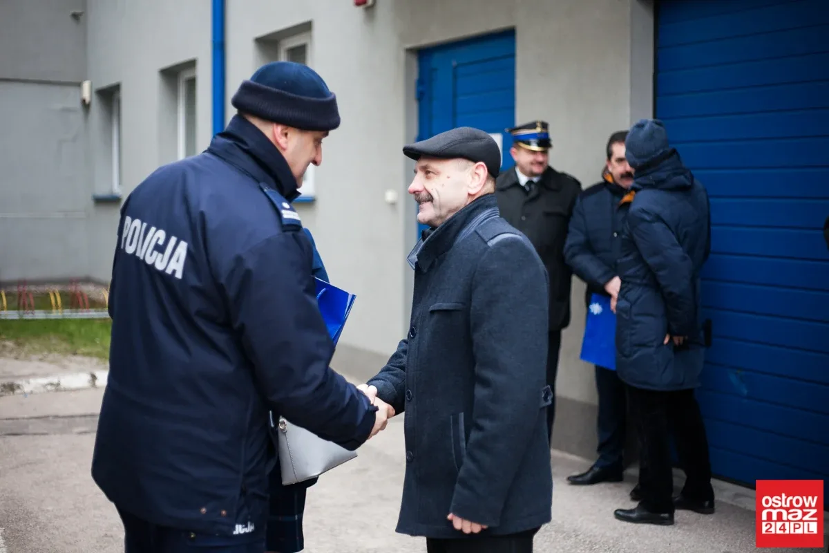 Ostrowska komenda Policji z nowymi radiowozami (zdjęcia, wideo)