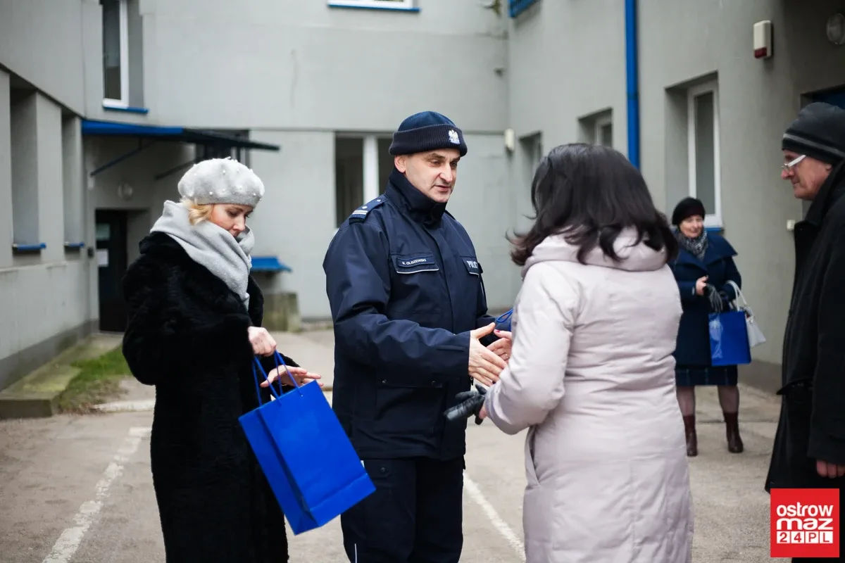 Ostrowska komenda Policji z nowymi radiowozami (zdjęcia, wideo)