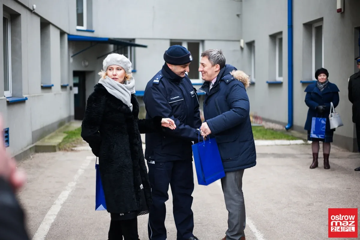 Ostrowska komenda Policji z nowymi radiowozami (zdjęcia, wideo)