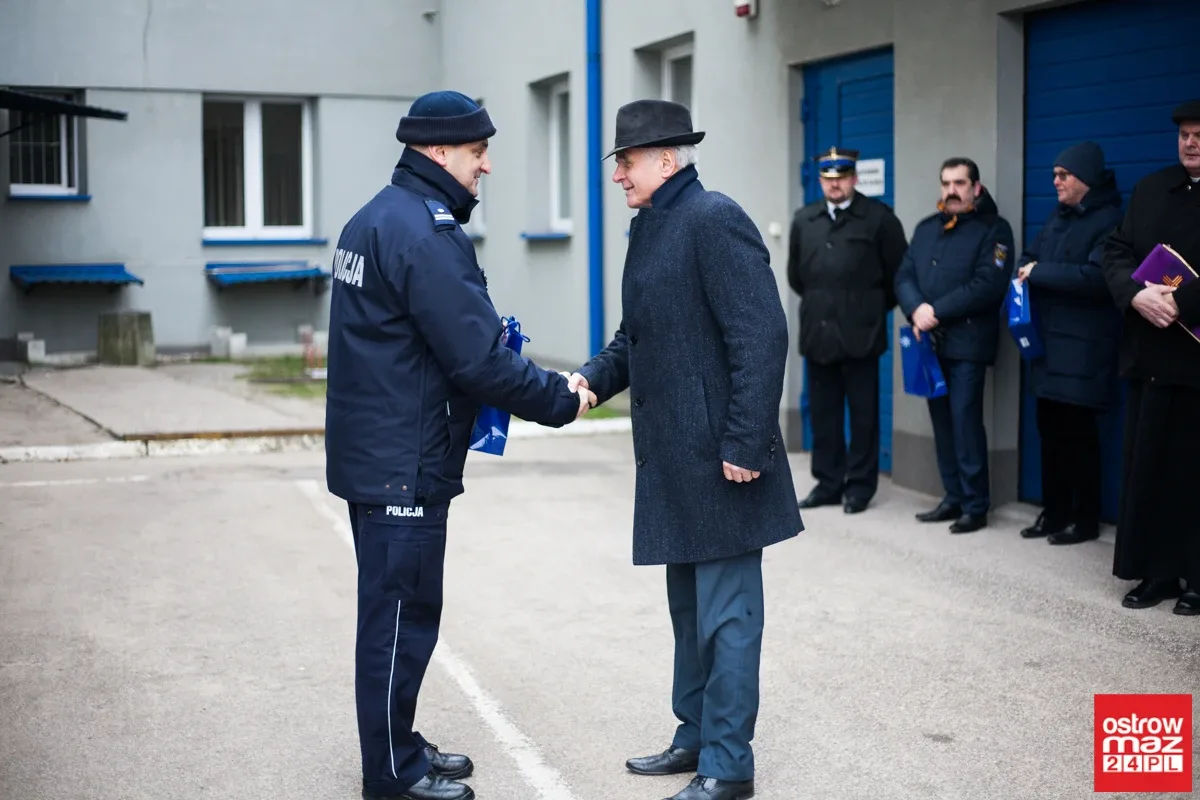Ostrowska komenda Policji z nowymi radiowozami (zdjęcia, wideo)