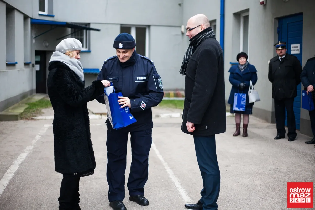 Ostrowska komenda Policji z nowymi radiowozami (zdjęcia, wideo)