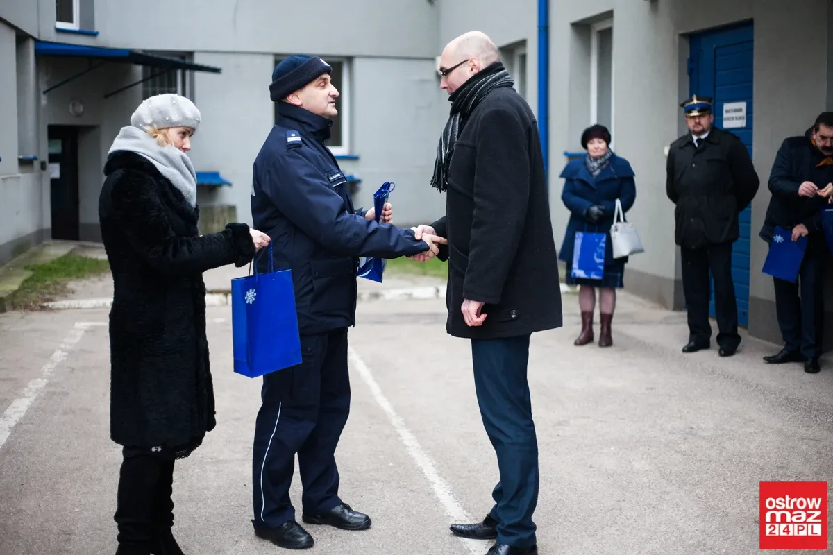 Ostrowska komenda Policji z nowymi radiowozami (zdjęcia, wideo)
