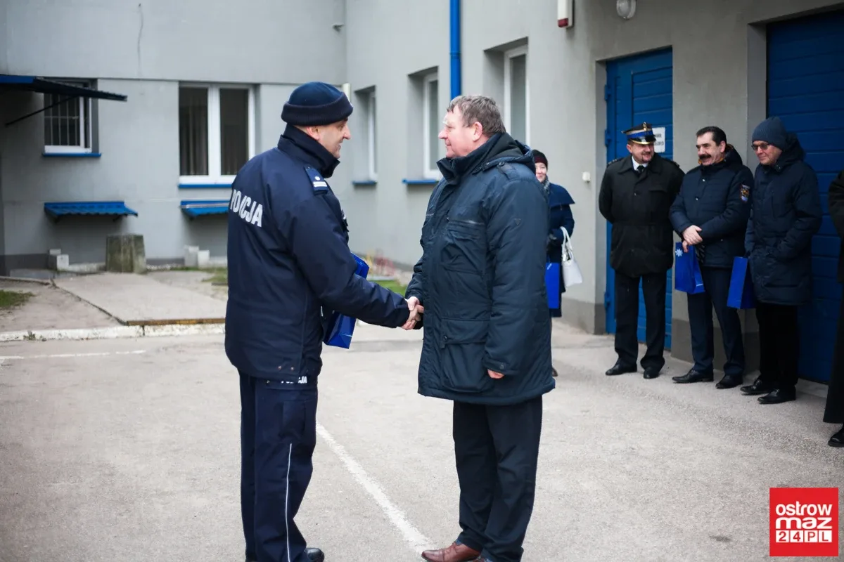 Ostrowska komenda Policji z nowymi radiowozami (zdjęcia, wideo)