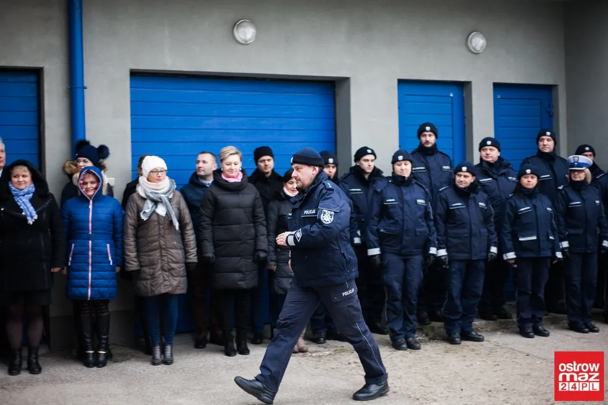 Ostrowska komenda Policji z nowymi radiowozami (zdjęcia, wideo)