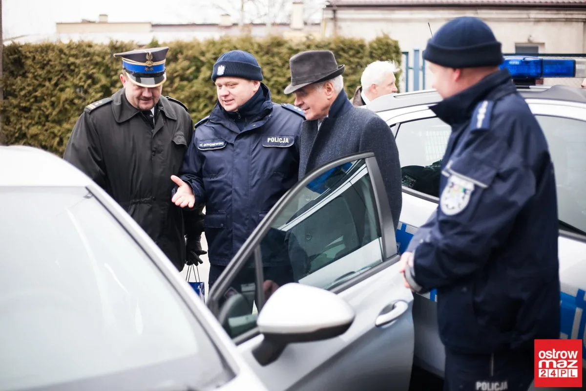 Ostrowska komenda Policji z nowymi radiowozami (zdjęcia, wideo)