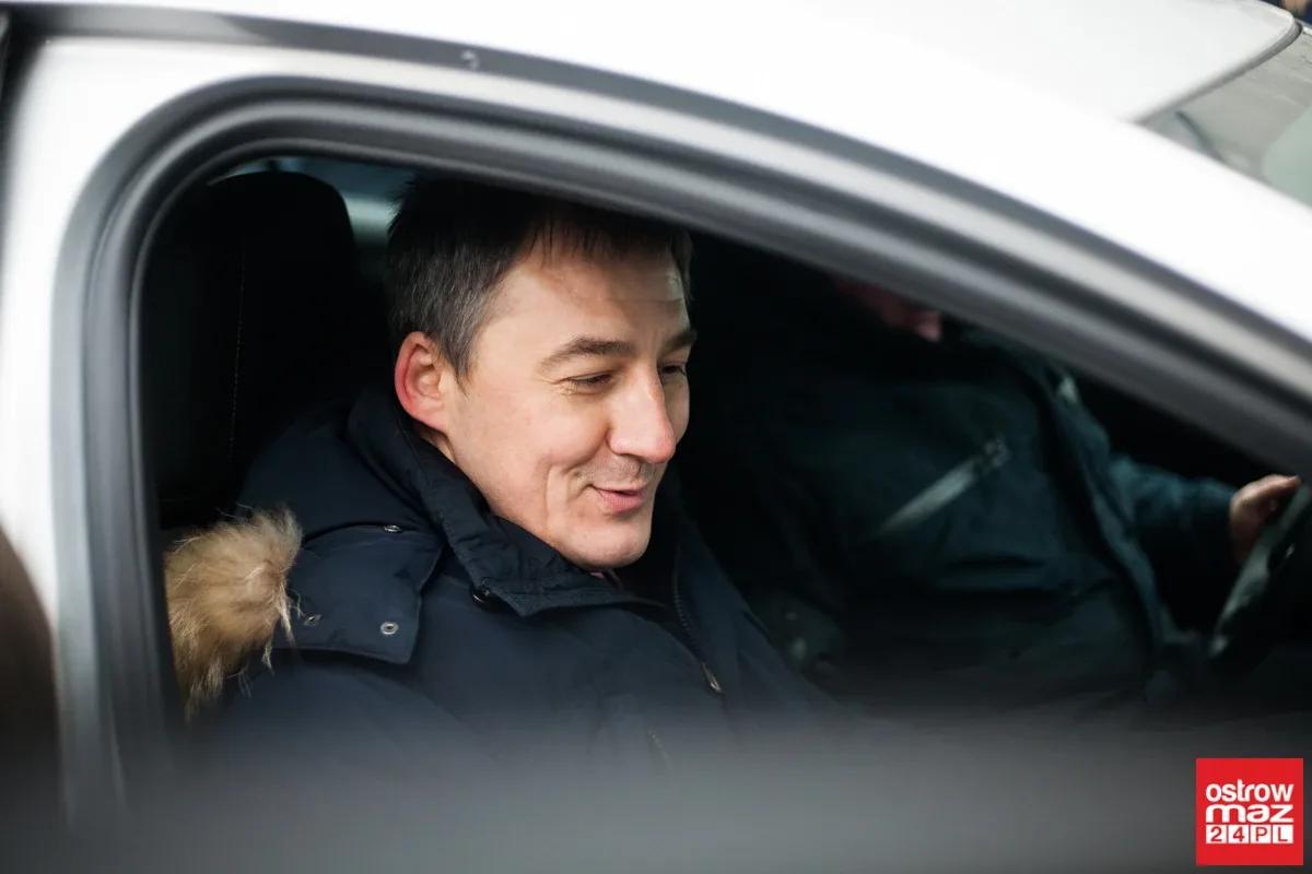 Ostrowska komenda Policji z nowymi radiowozami (zdjęcia, wideo)