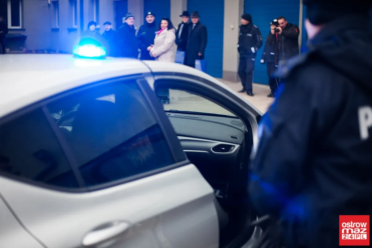 Ostrowska komenda Policji z nowymi radiowozami (zdjęcia, wideo)