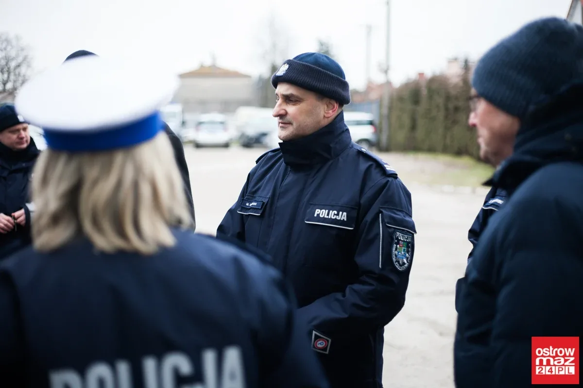 Ostrowska komenda Policji z nowymi radiowozami (zdjęcia, wideo)