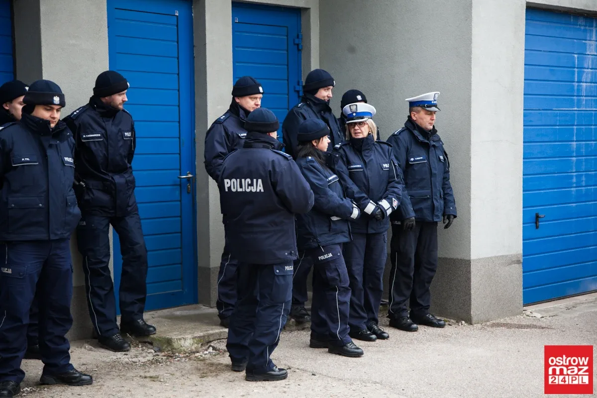 Ostrowska komenda Policji z nowymi radiowozami (zdjęcia, wideo)