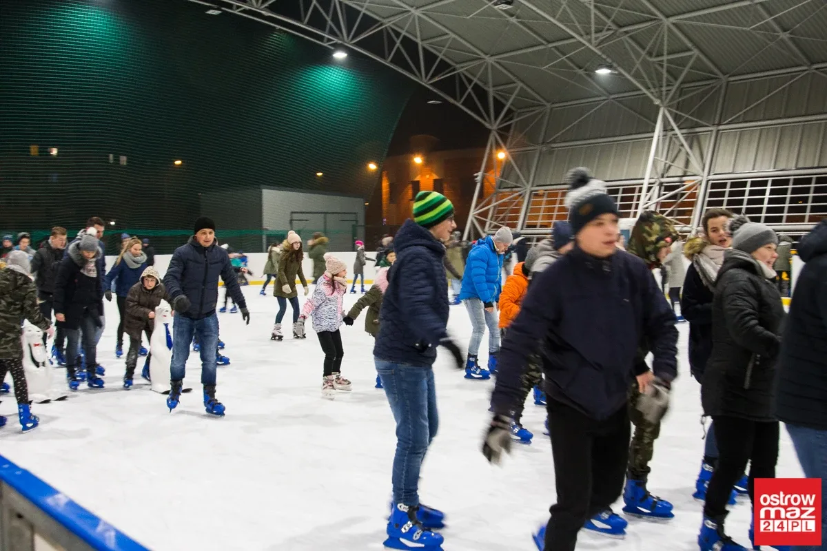 Lodowisko przyciąga tłumy ostrowian (zdjęcia, wideo)