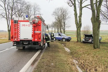26-latek z powiatu ostrowskiego zakończył jazdę na drzewie (zdjęcia)