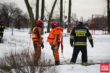 Pokaz ratownictwa lodowego w wykonaniu strażaków (zdjęcia, wideo)