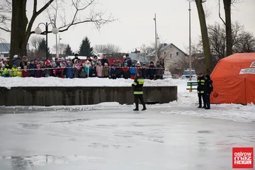 Pokaz ratownictwa lodowego w wykonaniu strażaków (zdjęcia, wideo)