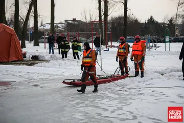 Pokaz ratownictwa lodowego w wykonaniu strażaków (zdjęcia, wideo)