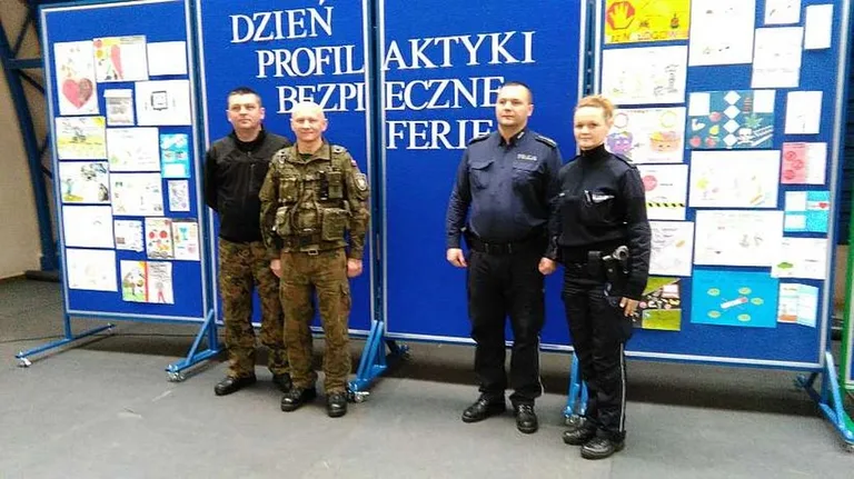 Dzielnicowi dbają o bezpieczeństwo najmłodszych podczas ferii (zdjęcia)