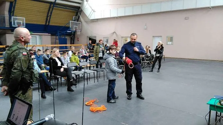 Dzielnicowi dbają o bezpieczeństwo najmłodszych podczas ferii (zdjęcia)