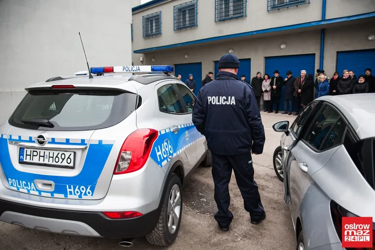 Ostrowska komenda Policji z nowymi radiowozami (zdjęcia, wideo)