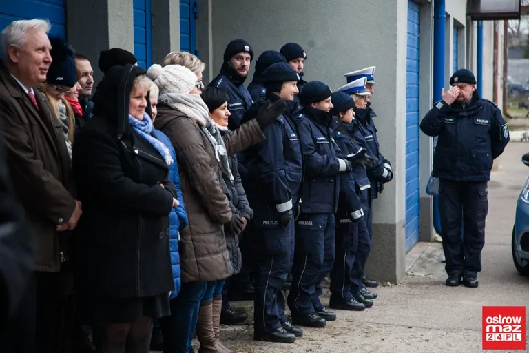 Ostrowska komenda Policji z nowymi radiowozami (zdjęcia, wideo)
