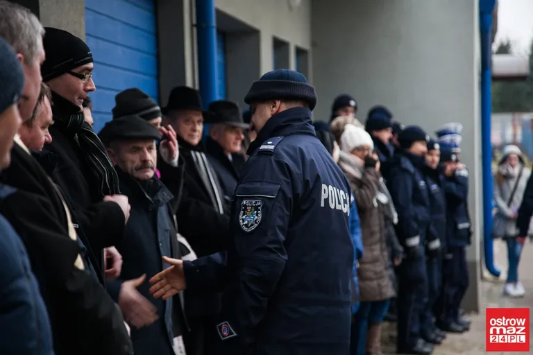 Ostrowska komenda Policji z nowymi radiowozami (zdjęcia, wideo)