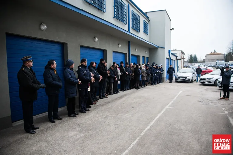 Ostrowska komenda Policji z nowymi radiowozami (zdjęcia, wideo)